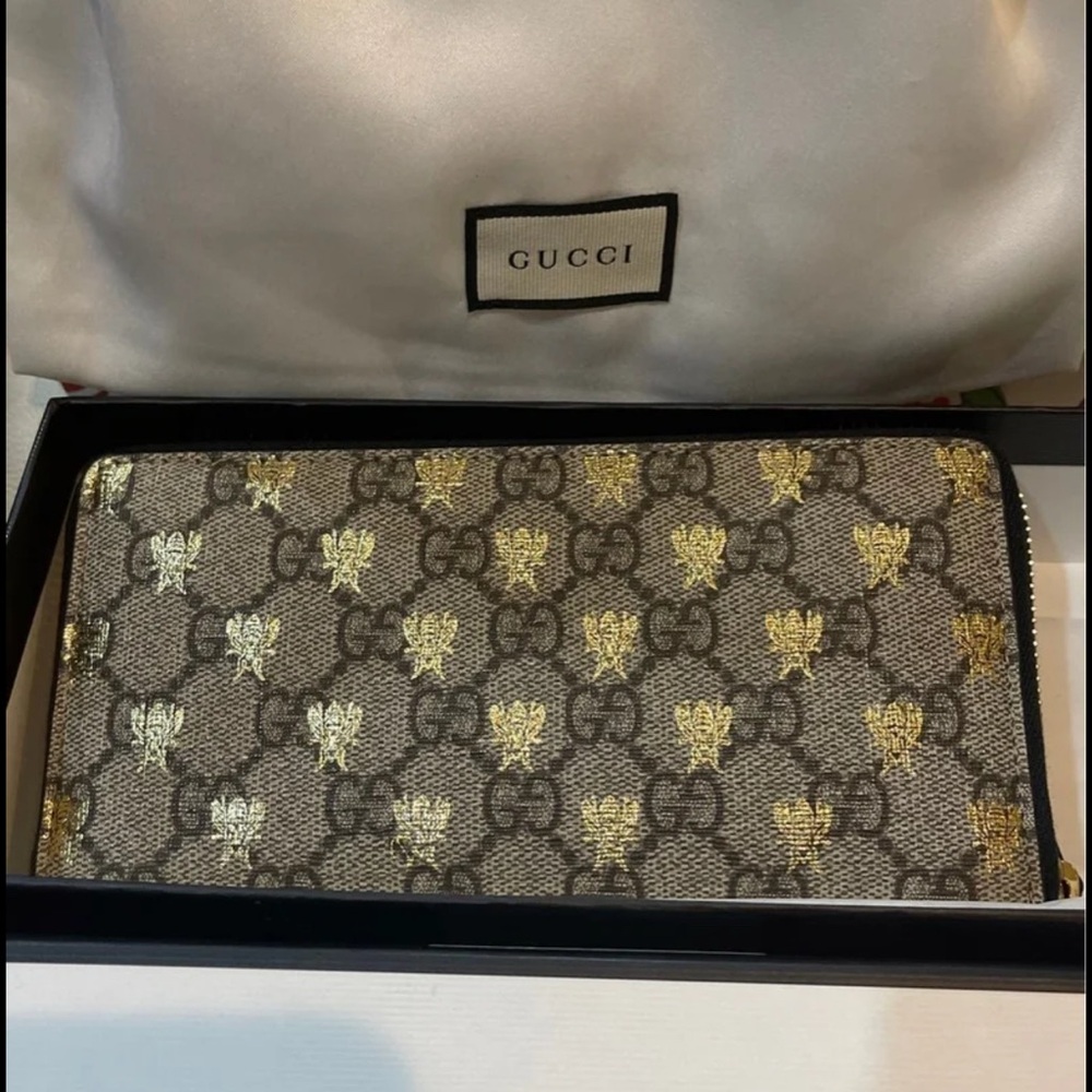 Gucci Gg Supreme Bees Zip Around Wallet in Beige